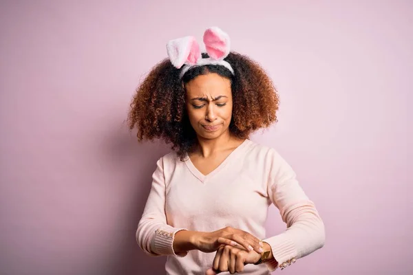 Jong Afrikaans Amerikaans Vrouw Met Afro Haar Dragen Konijnenoren Roze — Stockfoto