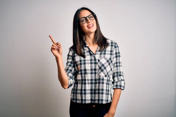 Jeune Femme Brune Aux Yeux Bleus Portant Chemise Décontractée Lunettes — Photo