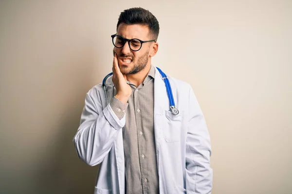 Homem Jovem Médico Vestindo Óculos Roupão Branco Médico Estetoscópio Sobre — Fotografia de Stock