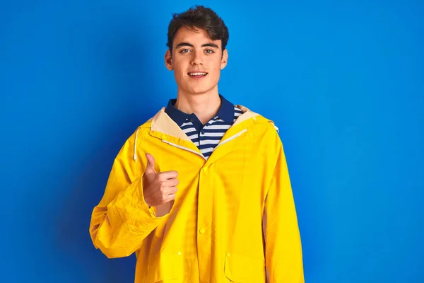 Adolescente Pescador Niño Vistiendo Impermeable Amarillo Sobre Fondo Aislado Haciendo — Foto de Stock