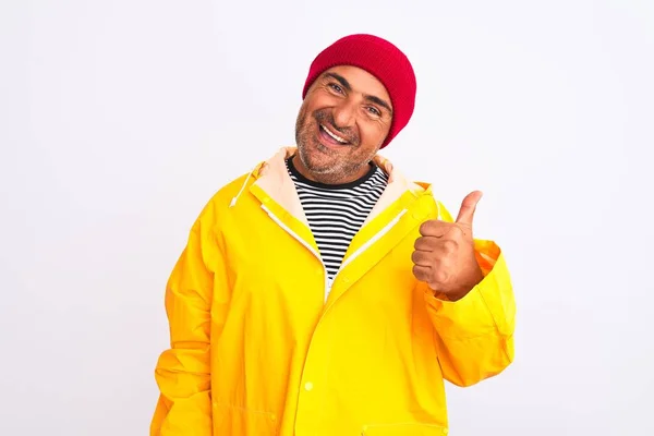 Μεσήλικας Άντρας Που Φοράει Αδιάβροχο Και Μάλλινο Καπέλο Στέκεται Πάνω — Φωτογραφία Αρχείου