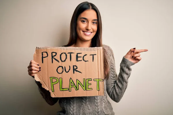 Młoda Piękna Aktywistka Brunetka Protestująca Ochronę Naszej Planety Trzymając Plakat — Zdjęcie stockowe