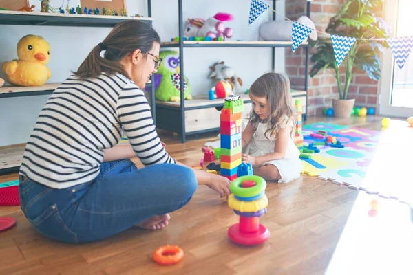 Schöne Lehrerin Und Kleinkind Spielen Kindergarten Mit Bauklötzen Jede Menge — Stockfoto