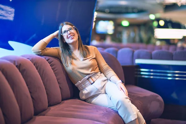 Joven Hermosa Mujer Sonriendo Feliz Confiado Sentado Sofá Con Sonrisa — Foto de Stock