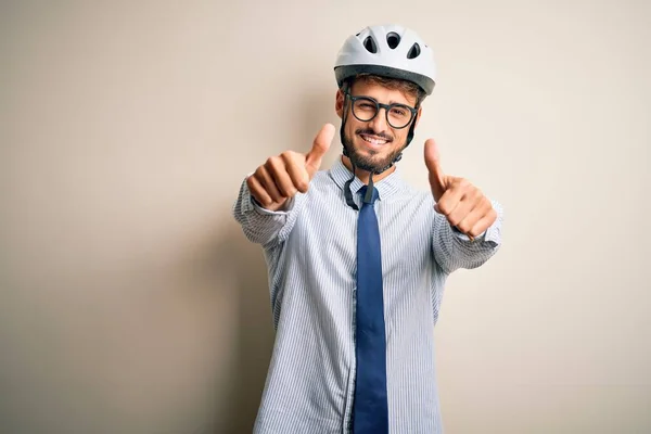 자전거 헬멧을 사업가가 손으로 적극적 행동을 승인하면서 웃으며 성공을 기뻐하고 — 스톡 사진