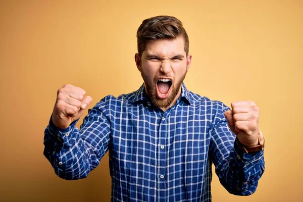 Giovane Uomo Affari Biondo Con Barba Gli Occhi Azzurri Che — Foto Stock