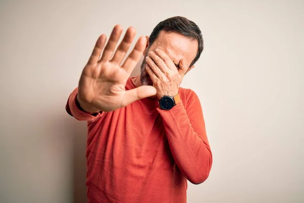 Medelålders Hoary Man Bär Casual Orange Tröja Står Över Isolerade — Stockfoto