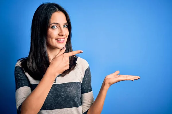 Jonge Brunette Vrouw Met Blauwe Ogen Dragen Casual Gestreept Shirt — Stockfoto