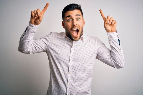 Jovem Bonito Homem Vestindo Elegante Camisa Sobre Isolado Branco Fundo — Fotografia de Stock