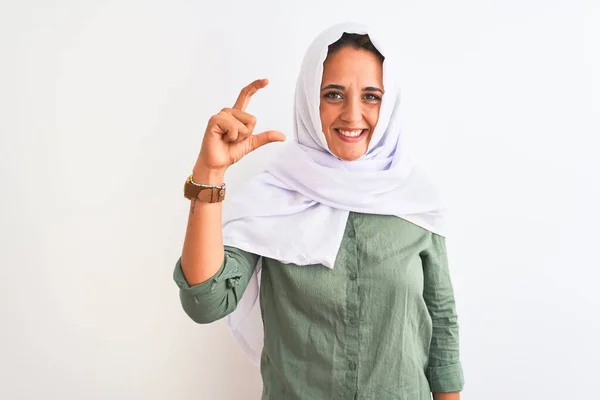 Jonge Mooie Arabische Vrouw Draagt Traditionele Moslim Hijab Geïsoleerde Achtergrond — Stockfoto