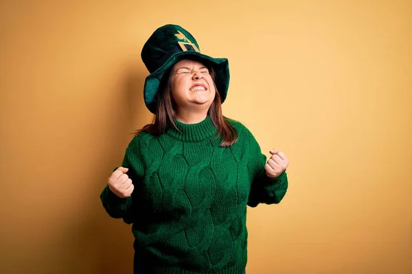 Giovane Bella Donna Size Indossando Cappello Verde Con Trifoglio Celebrare — Foto Stock
