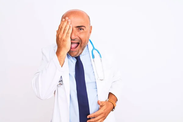 Lékař Středního Věku Muž Stetoskopu Kravatu Stojící Nad Izolovaným Bílým — Stock fotografie