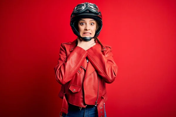 若い美しいブルネットのオートバイのヘルメットと赤いジャケットを身に着けている自転車愛好家の女性が叫び 窒息するため 痛みを伴う角度 健康上の問題 窒息と自殺の概念 — ストック写真