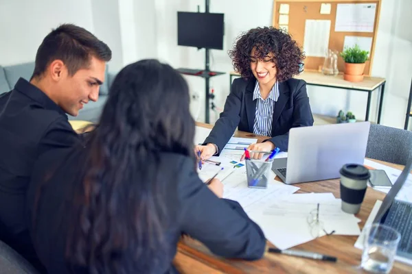 Junges Schönes Paar Das Eine Hypothek Beantragt Sitzt Lächelnd Glücklich — Stockfoto