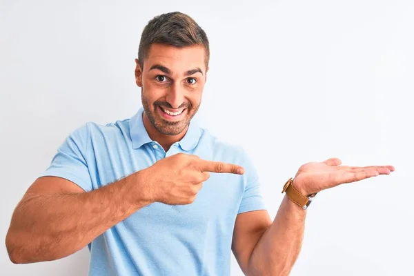 Homem Elegante Bonito Jovem Vestindo Camiseta Azul Sobre Fundo Isolado — Fotografia de Stock