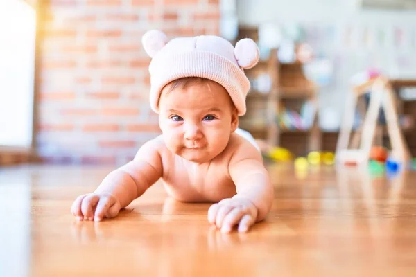 Bebê Adorável Deitado Sofá Casa Recém Nascido Vestindo Chapéu Fanny — Fotografia de Stock