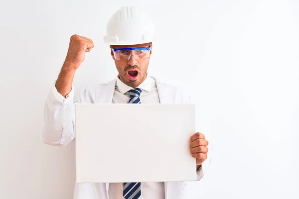 Jonge Chemicus Draagt Een Veiligheidshelm Met Signboard Geïsoleerde Achtergrond Geïrriteerd — Stockfoto