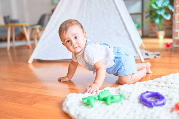 Hermoso Niño Gateando Jardín Infantes — Foto de Stock