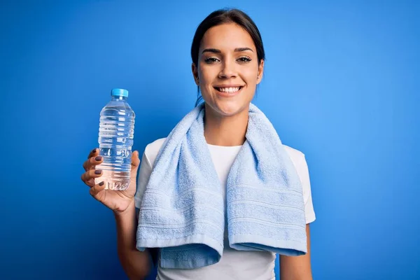 Молодая Красивая Брюнетка Спортсменка Полотенце Пить Бутылку Воды Освежиться Счастливым — стоковое фото