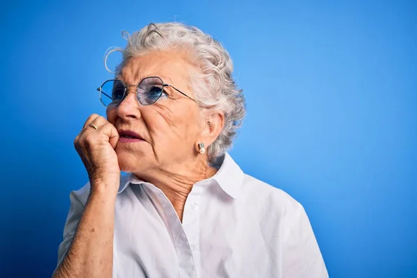 Senior Bella Donna Indossa Camicia Elegante Occhiali Sfondo Blu Isolato — Foto Stock