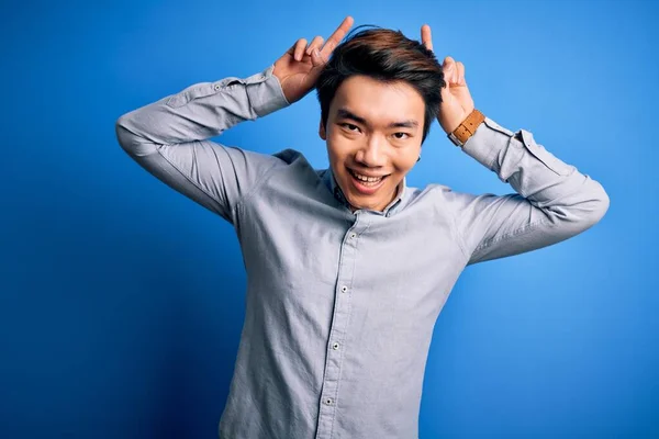 Jovem Chinês Bonito Vestindo Camisa Casual Sobre Fundo Azul Isolado — Fotografia de Stock