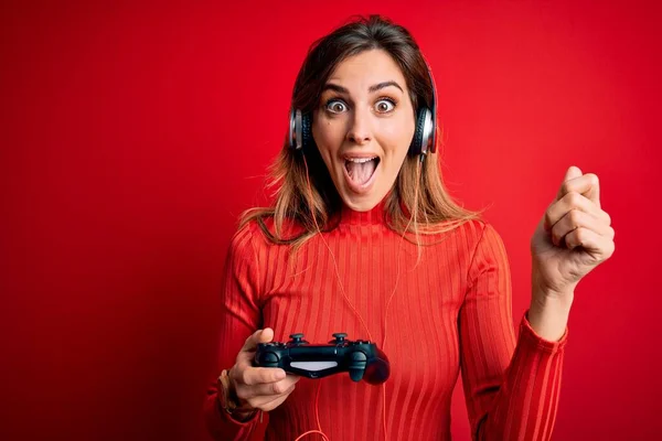 Joven Hermosa Morena Gamer Mujer Jugando Videojuego Usando Alegre Auriculares —  Fotos de Stock