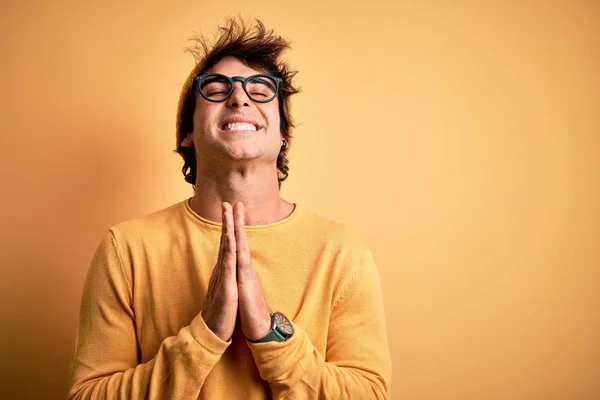 Homem Bonito Jovem Vestindo Shirt Casual Óculos Sobre Fundo Amarelo — Fotografia de Stock