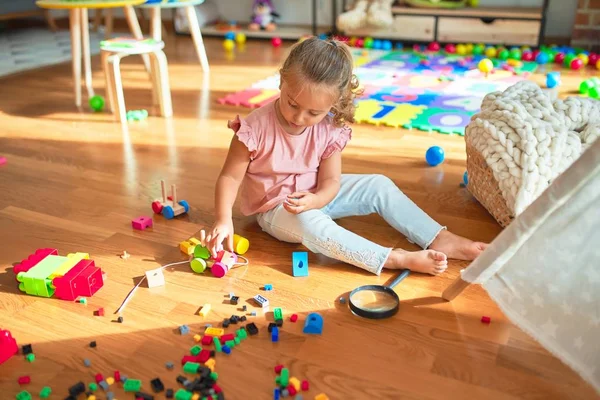 Schöne Blonde Kleinkind Mädchen Spielt Mit Zug Kindergarten — Stockfoto