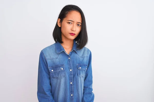Młoda Piękna Chinka Dżinsowej Koszuli Stojąca Nad Odizolowanym Białym Tłem — Zdjęcie stockowe