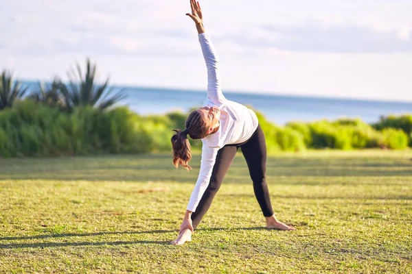 Joven Hermosa Deportista Practicando Yoga Entrenador Enseñanza Triángulo Pose Parque — Foto de Stock