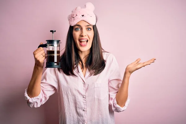 Mavi Gözlü Genç Esmer Kadın Pijama Giyiyor Fransız Kahve Makinesiyle — Stok fotoğraf