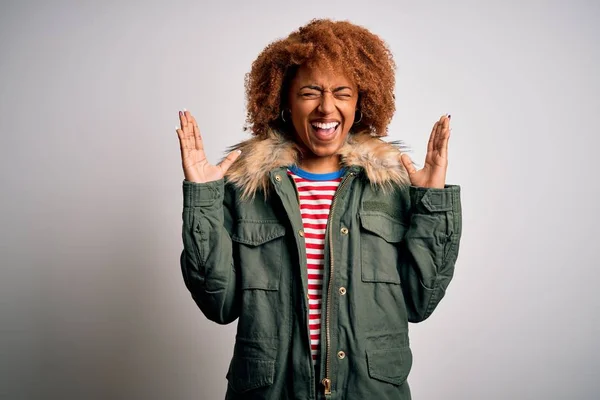 Giovane Bella Donna Afroamericana Con Capelli Ricci Indossa Cappotto Invernale — Foto Stock