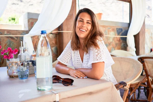 Νεαρή Όμορφη Γυναίκα Κάθεται Στο Εστιατόριο Απολαμβάνοντας Τις Καλοκαιρινές Διακοπές — Φωτογραφία Αρχείου