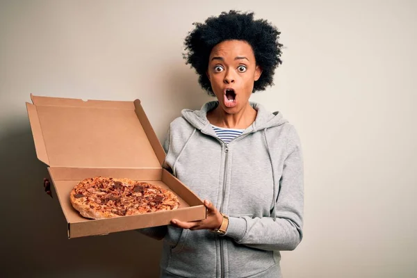Kıvırcık Saçlı Talyan Pizzalı Afro Saçlı Genç Bir Kadın Şaşırmış — Stok fotoğraf
