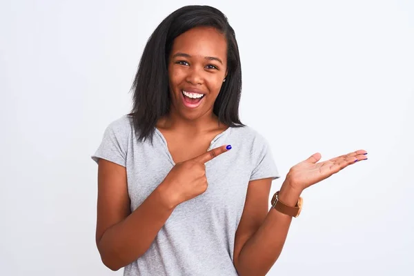Piękna Młoda Afroamerykanka Ubrana Luźny Shirt Odizolowanym Tle Zdumiona Uśmiechnięta — Zdjęcie stockowe