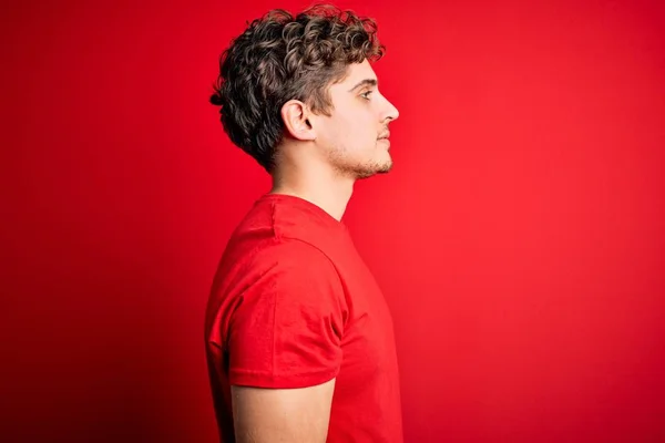 Sarışın Kıvırcık Saçlı Kırmızı Arka Planda Sıradan Tişörtler Giyen Rahat — Stok fotoğraf