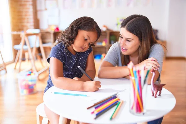 Beautiful Teacher Toddler Girl Drawing Draw Using Colored Pencils Kindergarten — Stock Photo, Image