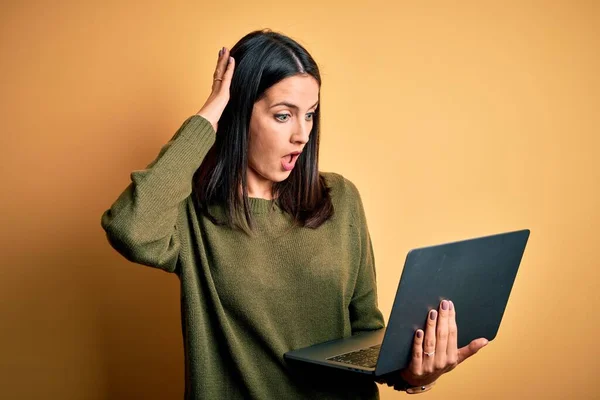 Giovane Donna Bruna Con Gli Occhi Blu Che Lavora Con — Foto Stock