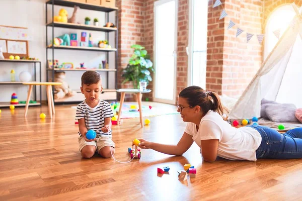 Vacker Lärare Och Småbarn Pojke Leker Med Tåg Dagis — Stockfoto