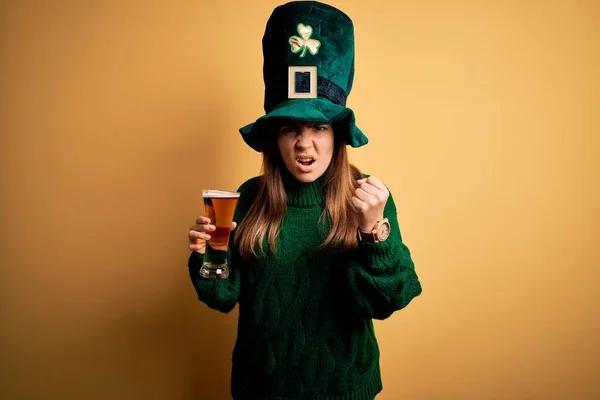 Νεαρή Όμορφη Γυναίκα Φορώντας Πράσινο Καπέλο Πίνοντας Ένα Ποτήρι Μπύρα — Φωτογραφία Αρχείου
