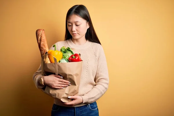 Młoda Azjatycka Kobieta Trzyma Papierową Torbę Świeżych Zdrowych Artykułów Spożywczych — Zdjęcie stockowe