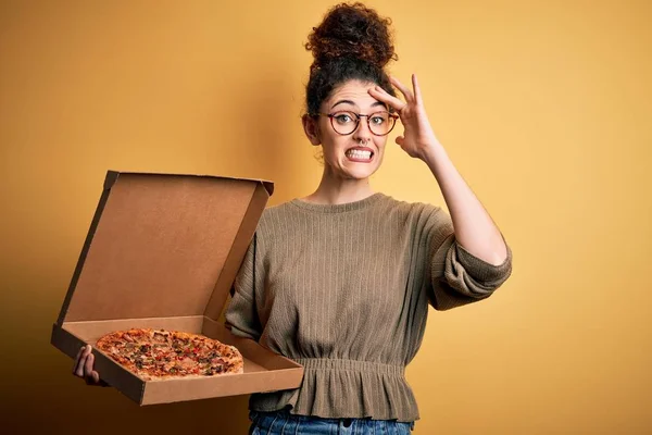 Young Beautiful Woman Curly Hair Piercing Holding Delivery Box Italian — Stock Photo, Image