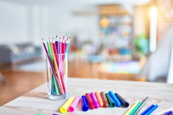 Mesa Com Muitos Lápis Coloridos Caneta Para Desenhar Jardim Infância — Fotografia de Stock