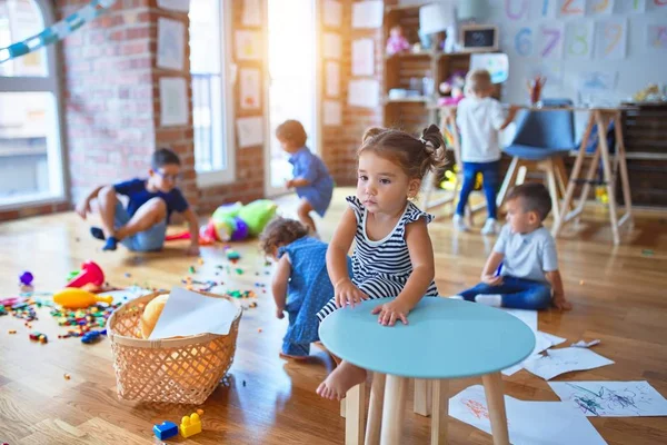 Entzückende Kleinkindgruppe Spielt Kindergarten Jede Menge Spielzeug — Stockfoto