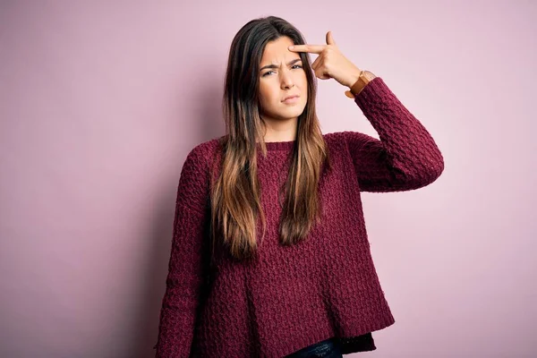 Giovane Bella Ragazza Indossa Maglione Casual Sfondo Rosa Isolato Indicando — Foto Stock