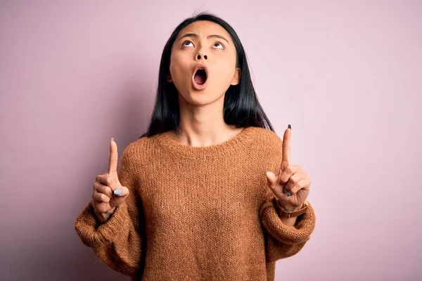 Młoda Piękna Chinka Ubrana Luźny Sweter Odizolowanym Różowym Tle Zdumiona — Zdjęcie stockowe