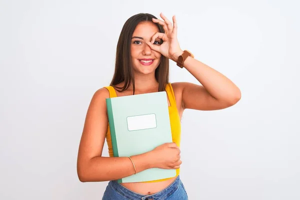 Молодая Красивая Студентка Держит Блокнот Стоя Изолированном Белом Фоне Счастливым — стоковое фото