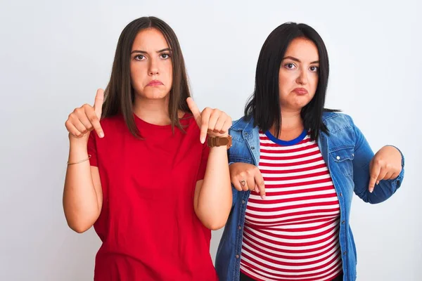 Mujeres Hermosas Jóvenes Que Usan Ropa Casual Pie Sobre Fondo — Foto de Stock