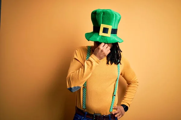 Jeune Homme Afro Américain Portant Chapeau Vert Célébrant Saint Patricks — Photo