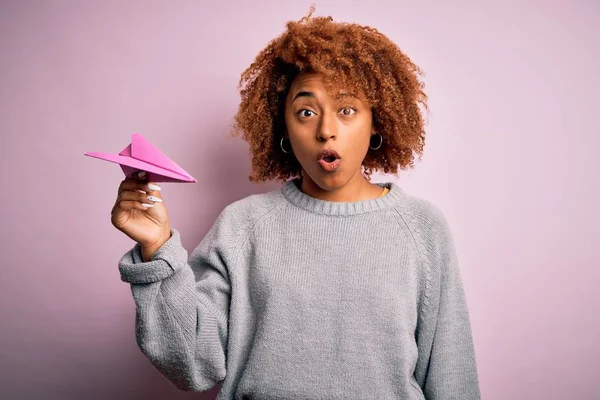 Young African American Afro Woman Curly Hair Holding Paper Pink — Stock Photo, Image